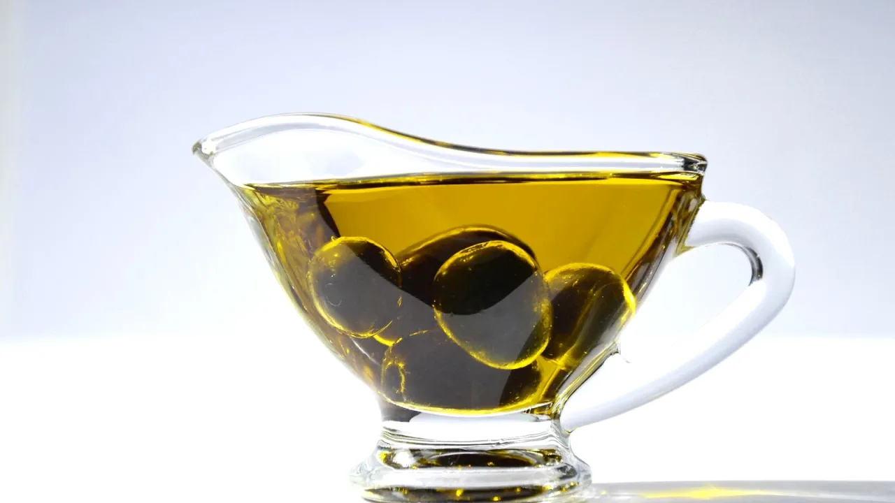 Cam kapta zeytin taneleriyle birlikte zeytinyağı